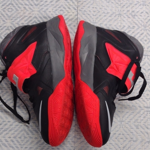 Nike Nike Zoom LeBron Soldier 7basketball shoes in black,bright crimson and grey - Picture 3 of 12